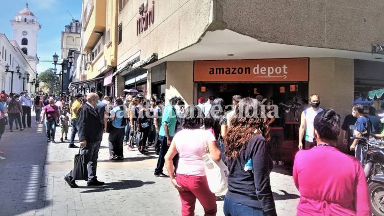 La curiosa tienda que genera largas filas en el centro de Caracas y desata la polémica en redes sobre la economía venezolana