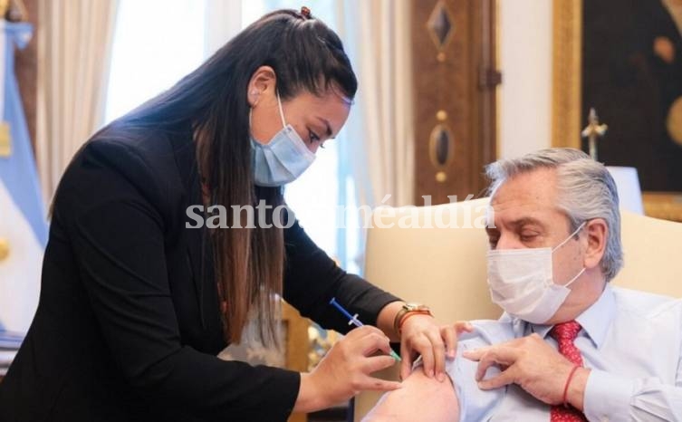 El presidente recibió la vacuna en Casa Rosada.