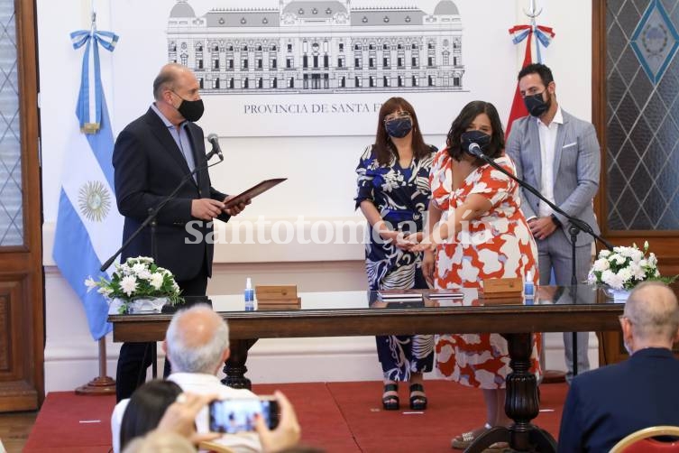 Perotti tomó juramento a las flamantes ministras de Gobierno, Celia Arena; y de Género, Florencia Marinaro