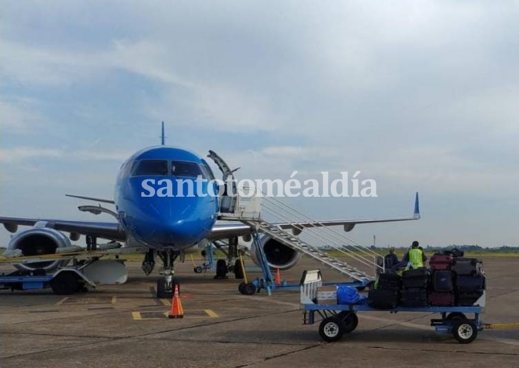 El Aeropuerto Sauce Viejo recibió este lunes el primer vuelo de carga desde San Pablo.
