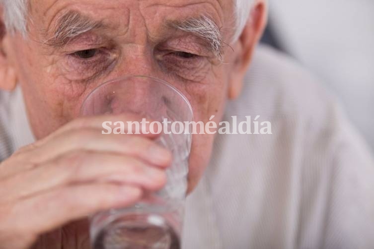 La hidratación es fundamental en las personas mayores.