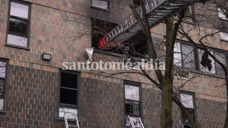 Escaleras erigidas tras el incendio en un bloque de viviendas en el Bronx.