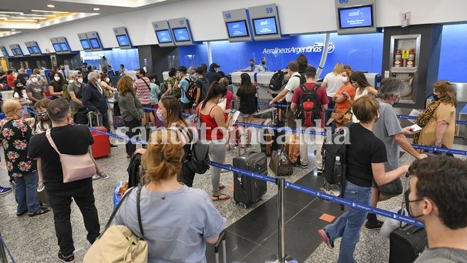 En plena temporada alta, Aerolíneas cancela vuelos por contagios de Covid-19