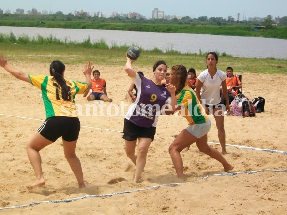 Fin de semana a puro Beach Handball en el balneario municipal