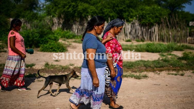 Mujeres indígenas wichí caminan en la comunidad de Misión Chaquena, provincia de Salta.