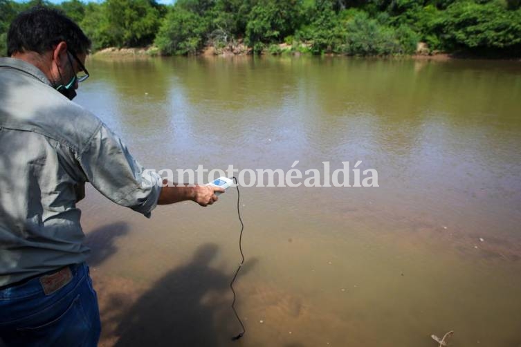 Tomaron muestras de agua en distintos puntos del río Salado.