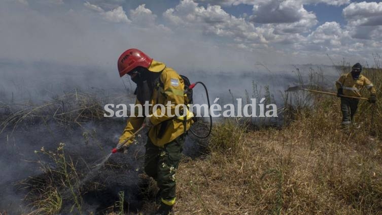 Las lluvias facilitaron a los brigadistas el control de grandes focos de incendio en la zona de San Alonso, dentro del Parque Nacional Iberá.