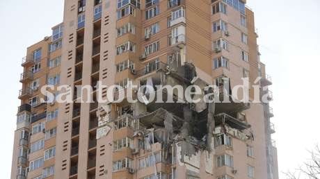 Edificio de apartamentos dañado tras ser impactado por un misil.