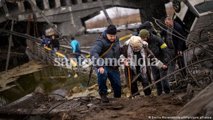 Rescate de civiles tras bombardeo de puente en las afueras de Kiev. (DW)
