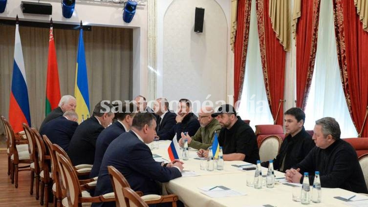 Las delegaciones de Rusia y Ucrania en la región bielorrusa de Gómel, en la primera reunión, celebrada este lunes. (RT)