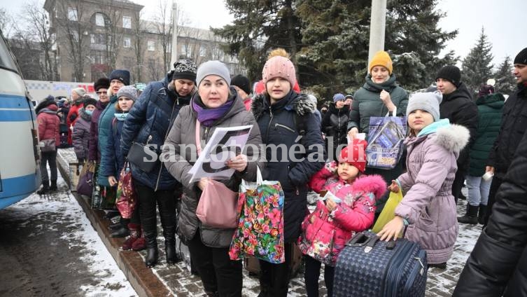 Mujeres y niños esperan cerca de un autobús durante la evacuación de Gorlovka hacia Rusia, este martes. (Foto: RT)