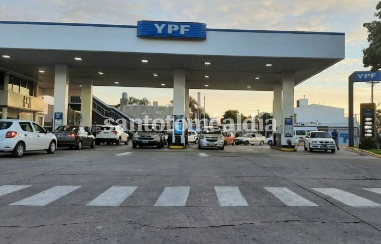 YPF incrementó este lunes el precio de sus combustibles en un promedio del 9,5% en todo el territorio nacional.