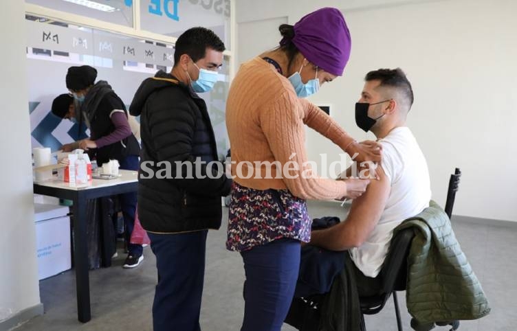 La provincia incorporó un nuevo vacunatorio en el Aeropuerto de Sauce Viejo