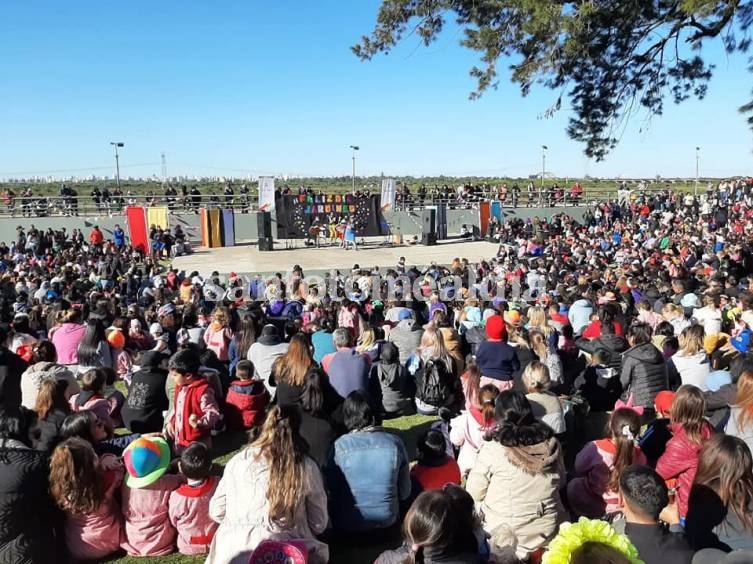 El público infantil pudo seguir las andanzas del Payaso “Café” y el espectáculo musical del grupo santotomesino “La Pirucha
