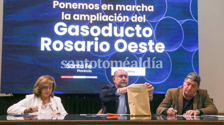 Omar Perotti encabezó el acto donde se conocieron las ofertas económicas para la ejecutar la obra de ampliación del Gasoducto Gran Rosario.