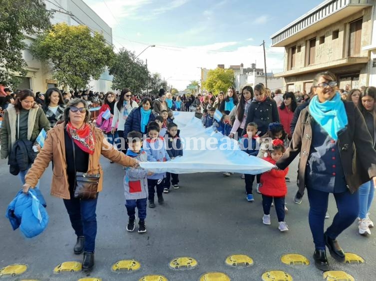El desfile se realizó a lo largo de calle Sarmiento, entre Gómez Cello y Rivadavia.