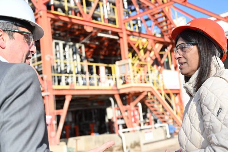 La diputada provincial Clara García visitó este martes la planta de Explora en Puerto San Martín.