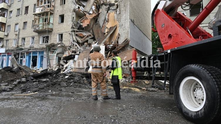 Buscan sobrevivientes en escombros de edificio bombardeado en el este de Ucrania