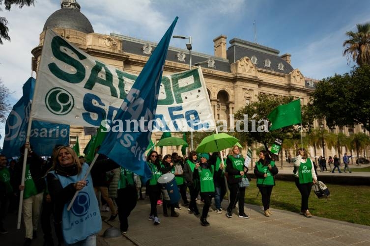 Multitudinaria marcha docente en reclamo por la reapertura de paritarias