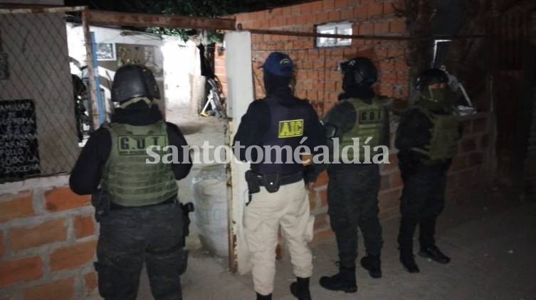 La provincia realizó múltiples allanamientos en barrio Ludueña y detuvo a 26 personas por balaceras y extorsiones