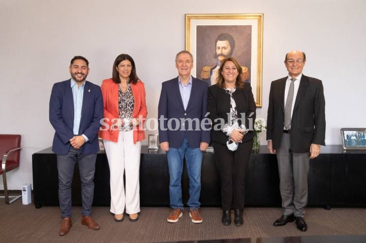 La titular del socialismo junto con Clara García y Chamorro mantuvieron un encuentro con el gobernador de Córdoba, Juan Schiaretti, en la casa de gobierno.