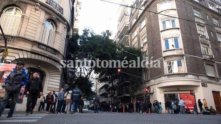 Militantes afines al kirchnerismo permanecían este lunes en las inmediaciones de la casa de la vicepresidenta Cristina Fernández.