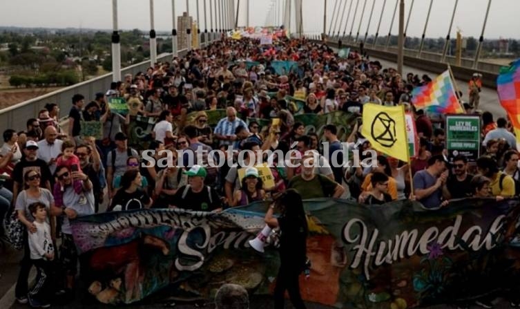 Pobladores de distintas ciudades santafesinas cortaron el puente. (Foto: NA)
