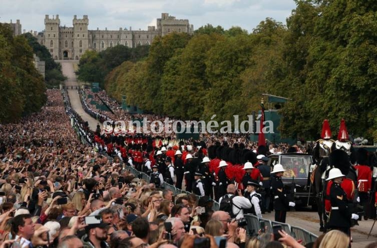 El coche fúnebre que lleva el ataúd de la reina Isabel de Gran Bretaña es escoltado a lo largo de la caminata larga hacia el castillo de Windsor.