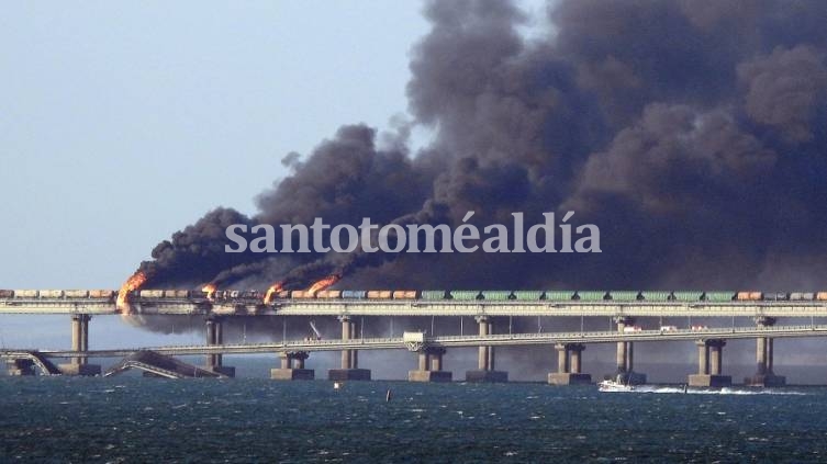 Al menos tres personas murieron este sábado por una explosión atribuida a un camión bomba en el puente de Crimea.