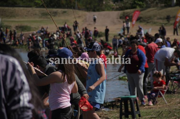 El balneario municipal, repleto de familias durante el torneo de pesca. (Foto: MST)