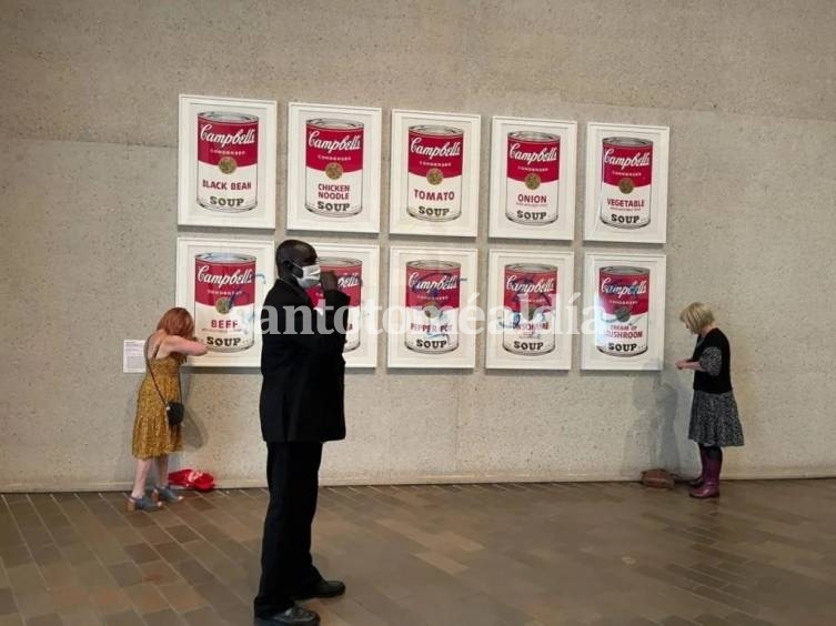 Activistas ambientales se adhirieron con pegamento a una obra de Andy Warhol en una galería de Australia