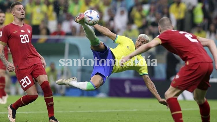 Brasil se impuso sobre Serbia con doblete de Richarlison en un duro debut en el Mundial