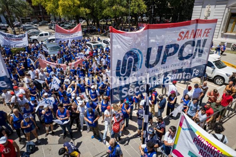 UPCN se manifestó en reclamo por los contratados