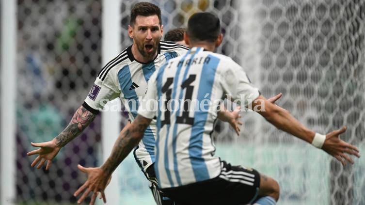 Lionel Messi y el ingresado mediocampista Enzo Fernández, en una noche consagratoria, marcaron los goles a los 19 y 42 minutos del segundo tiempo.