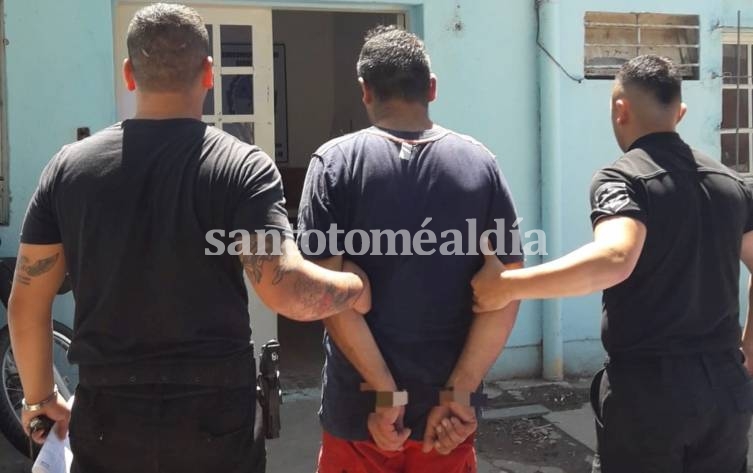 El hombre detenido, al llegar a la Subcomisaría de barrio Zaspe. (Foto: Relaciones Policiales URI)