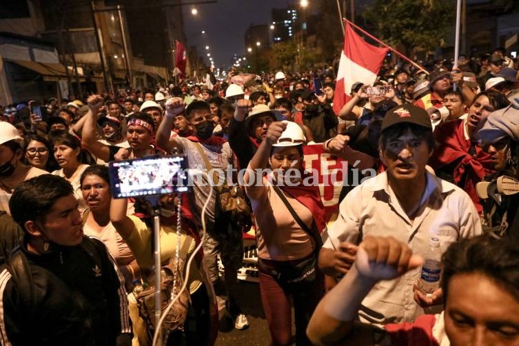 Protesta que exige la renuncia de la presidenta de Perú, Dina Boluarte, en Lima, este lunes. (Foto: Gettyimages.ru)