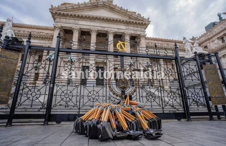 Insólito regalo: un empresario mandó 256 palas al Congreso Nacional, una para cada diputado