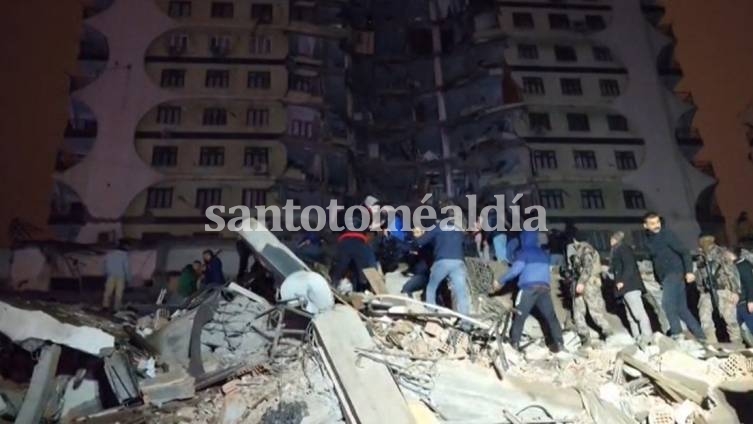 Rescatistas buscan víctimas entre los escombros de un edificio derrumbado por el terremoto en Diyarbakir. (Foto: Mahmut Bozarslan / AFPTV)