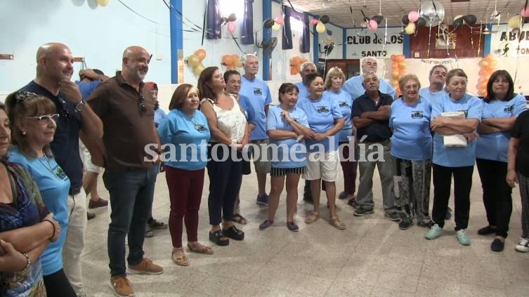 Palo Oliver visitó el Club de los Abuelos y entregó un aporte económico al grupo de danzas Renacer