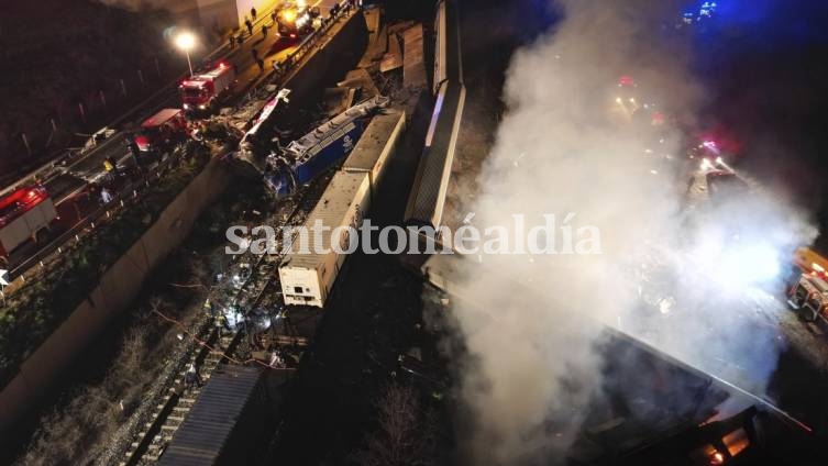 Un tren de pasajeros  chocó con un tren de carga. (Foto: Vaggelis Kousioras / AP)
