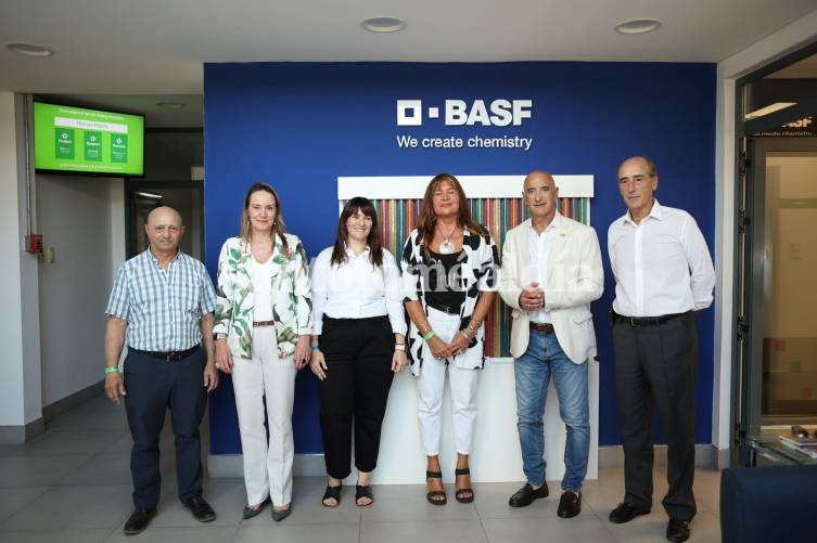 Directivos de la empresa BASF, junto a funcionarios municipales que participaron del acto realizado este lunes.