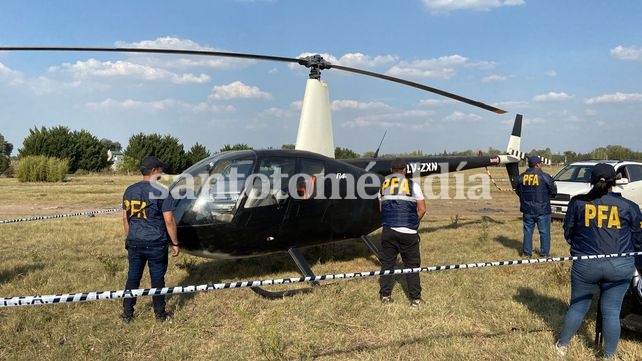 El Robinson R44 que compró Esteban Alvarado para intentar huir de la cárcel de Ezeiza, en el lugar de Moreno donde lo dejaron. (Foto: La Capital) 