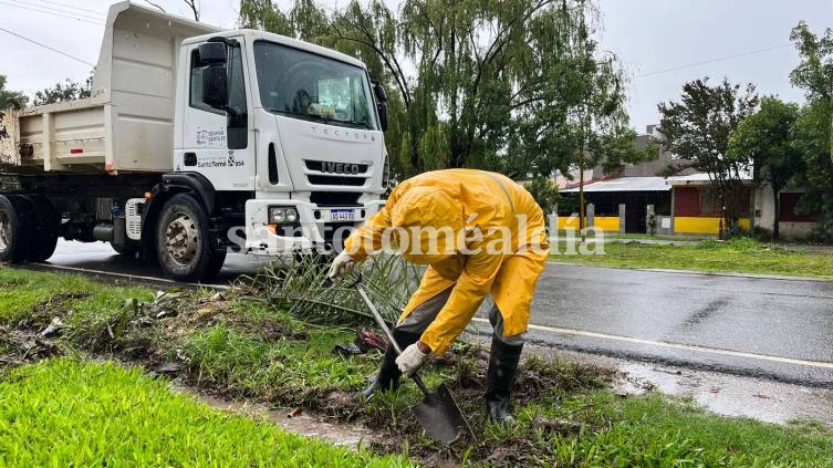 Cuadrillas municipales trabajan en la limpieza de desagües y bocas de tormenta