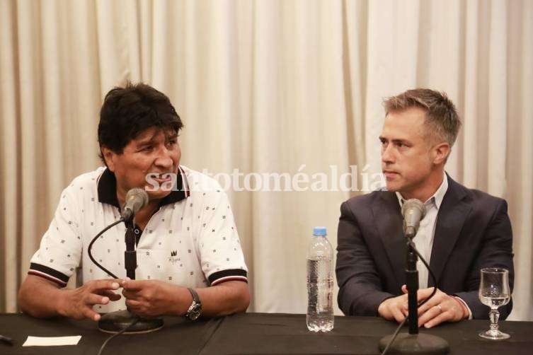 Evo Morales junto a Leandro Busatto en la conferencia de prensa.