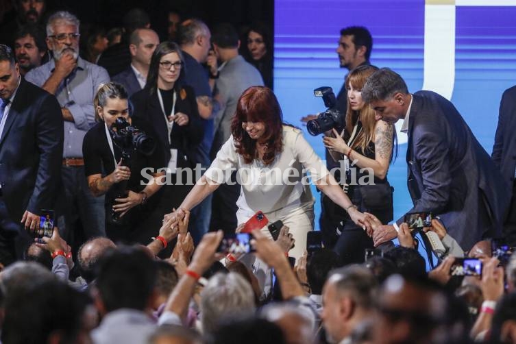 Cristina Fernández de Kirchner ante un teatro repleto. (Foto: Página 12)