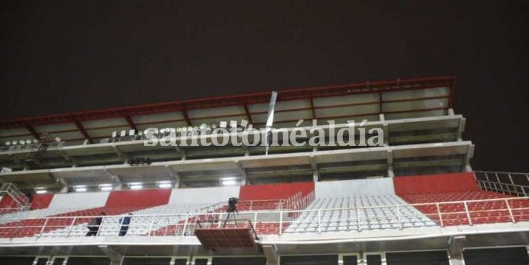 Se desprendió una canaleta del estadio de Unión y se suspendió el partido con Lanús