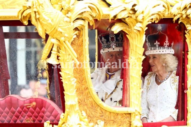 El Rey Carlos III fue coronado en la Abadía de Westminster, en medio de una fastuosa ceremonia. (Foto: NA)