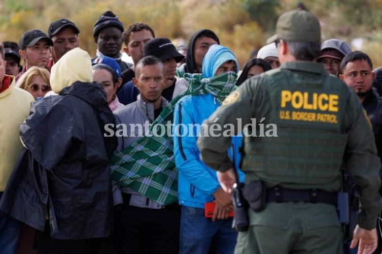 La policía estadounidense, en alerta por la llegada de miles de migrantes. (Foto: Reuters)