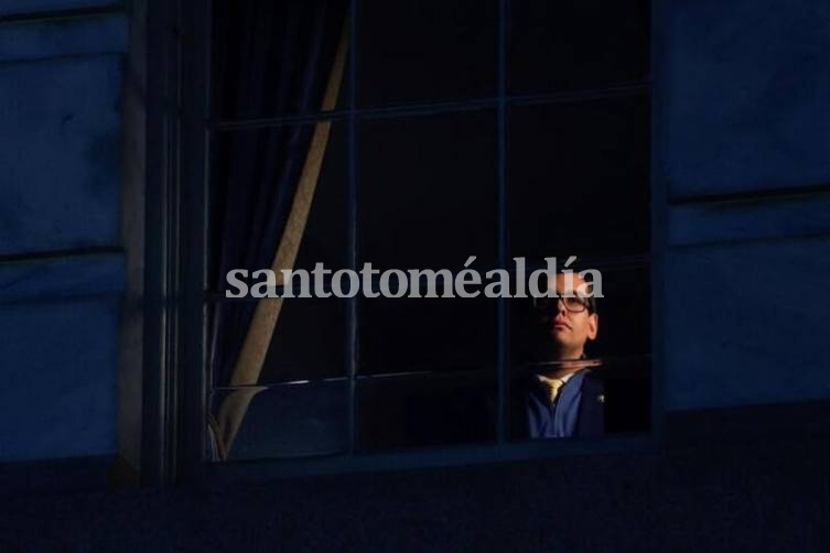  George Santos posando para un retrato mientras mira por una ventana de su despacho. (Foto: Reuters)