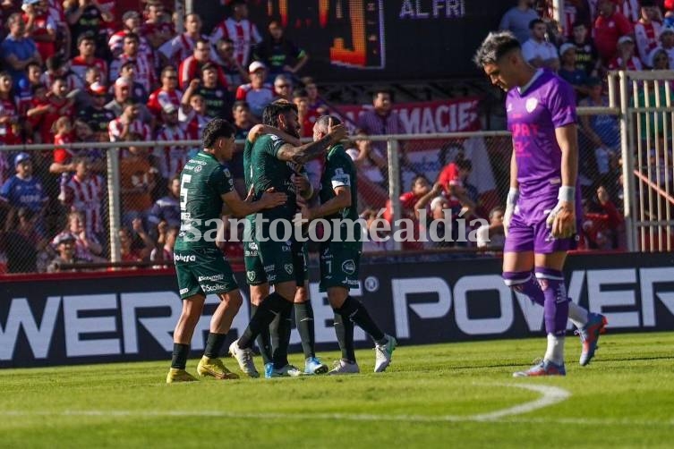 Toledo festeja el primero de los dos goles que marcó en Santa Fe. (Foto: Sarmiento)